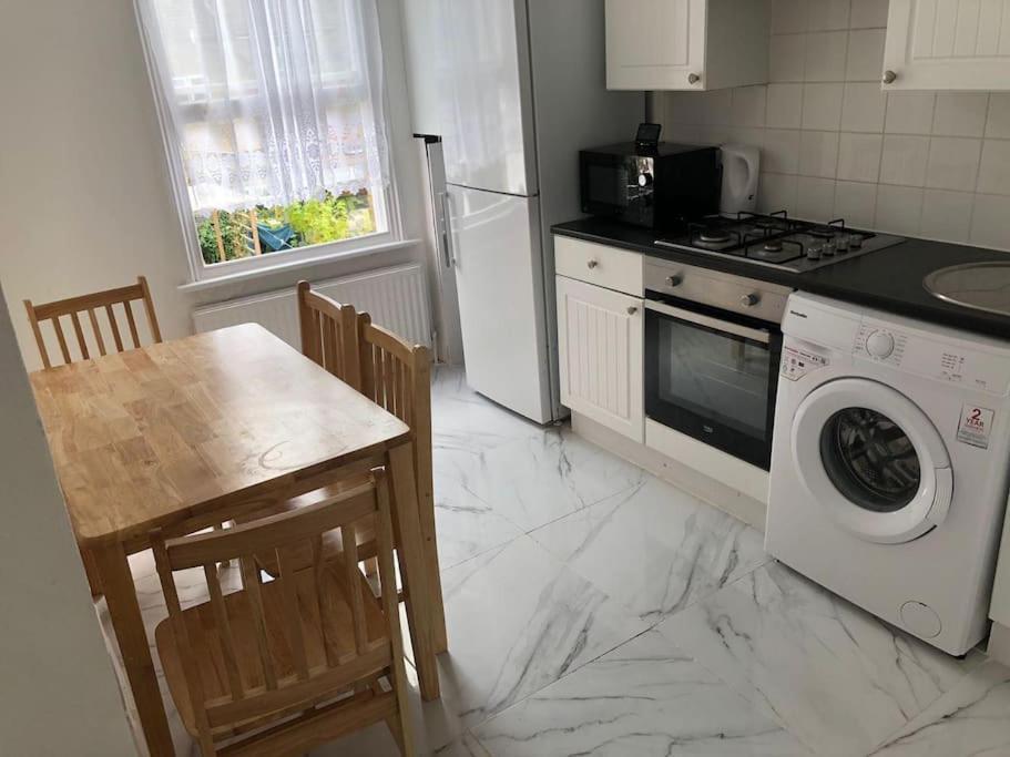 East London 2 Bedroom Flat エクステリア 写真